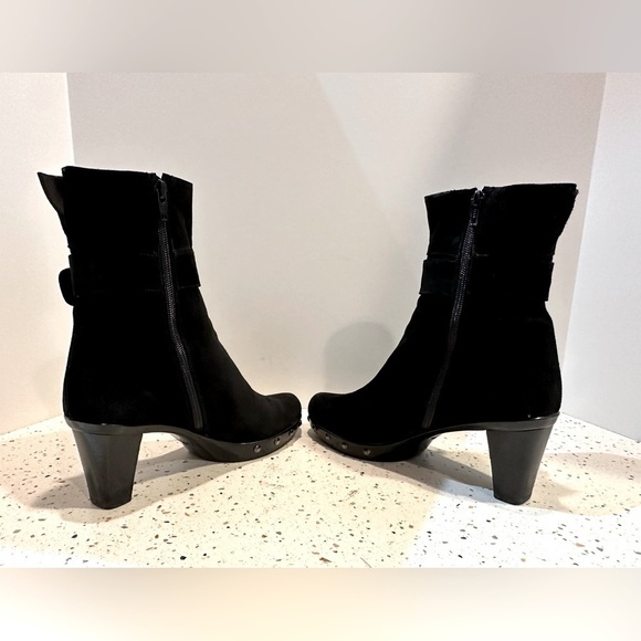 Stuart‎ WEITZMAN Black Suede Heeled Buckle Ankle Bootie - Picture 7 of 11
